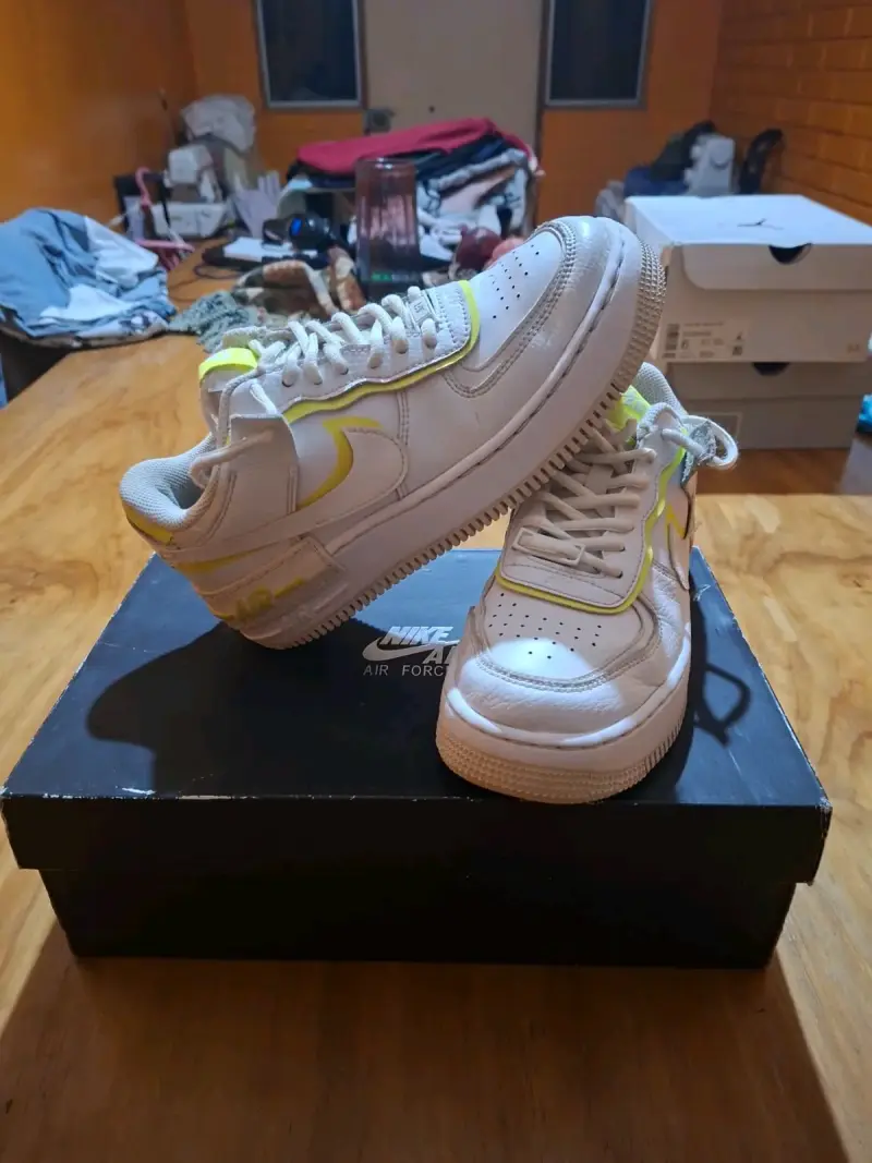 Zapatillas deportivas blancas con detalles amaril - 2