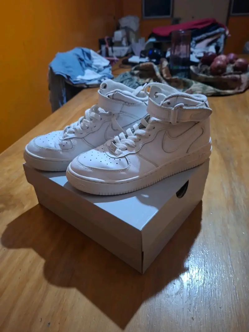 Zapatillas deportivas blancas con detalles amaril - 4