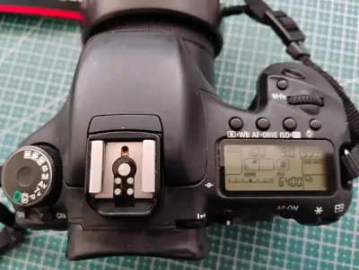 Cámara DSLR Canon con pantalla LCD - miniatura 1