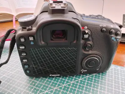Cámara DSLR Canon con pantalla LCD - miniatura 2