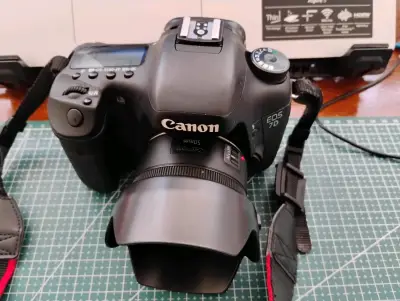 Cámara DSLR Canon con pantalla LCD - miniatura 3