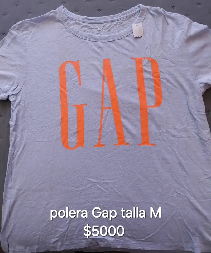 Polera GAP gris con logo naranja talla M
