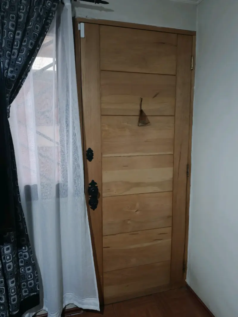 Puerta de madera maciza con herrajes decorativos - 2