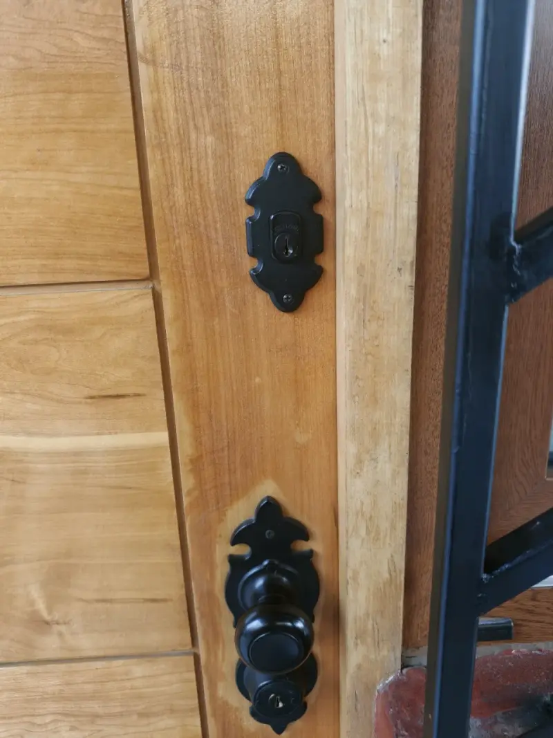 Puerta de madera maciza con herrajes decorativos - 3