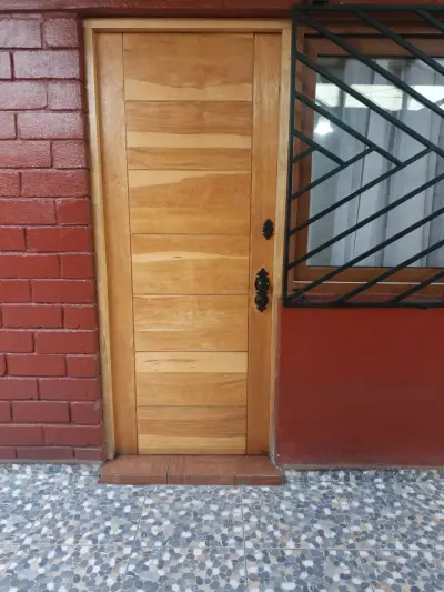 Puerta de madera maciza con herrajes decorativos - miniatura 4
