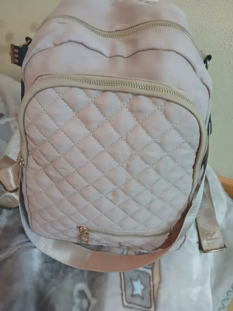 Mochila acolchada beige con cierre metálico