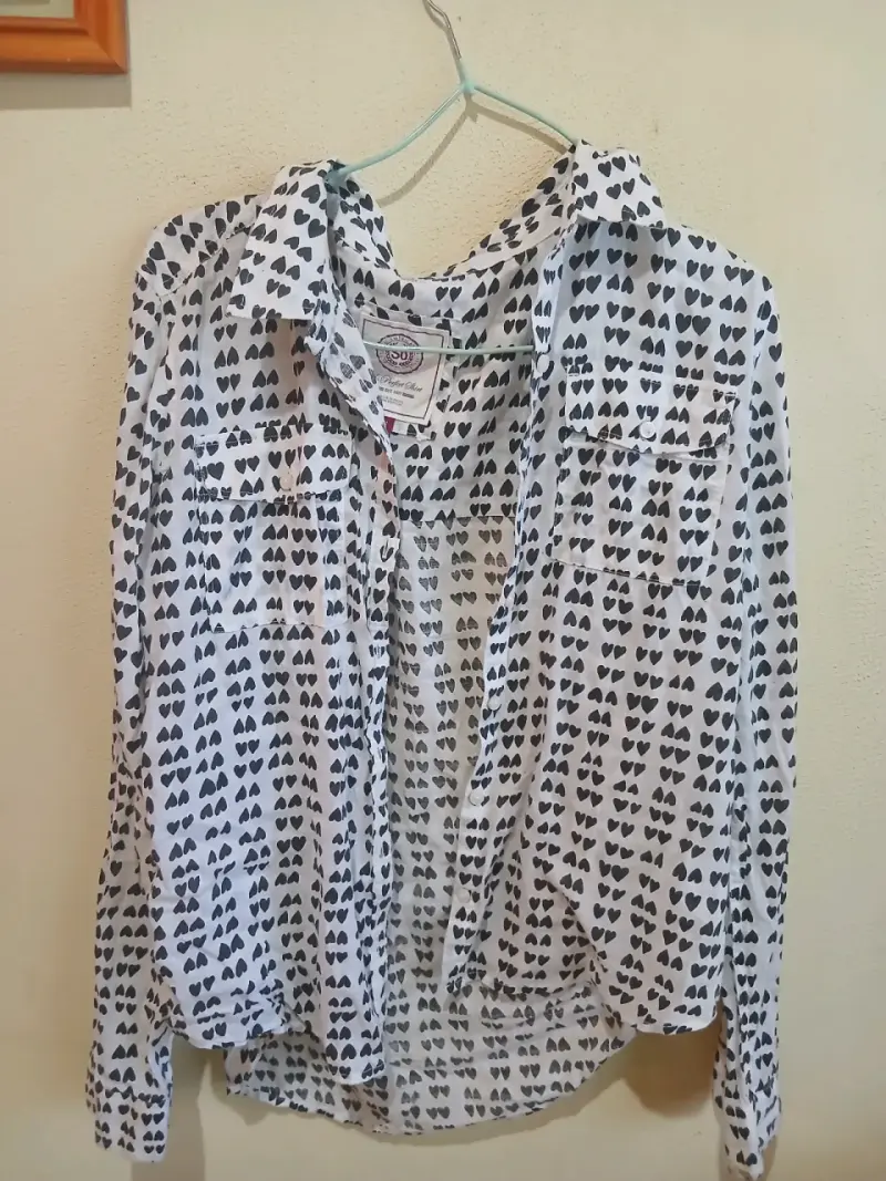 Blusa blanca con estampado de corazones