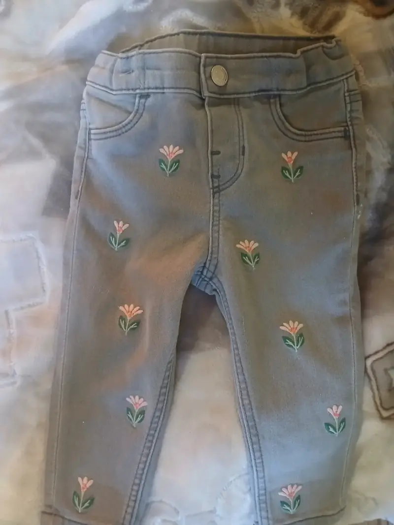 Pantalones de bebé con flores bordadas