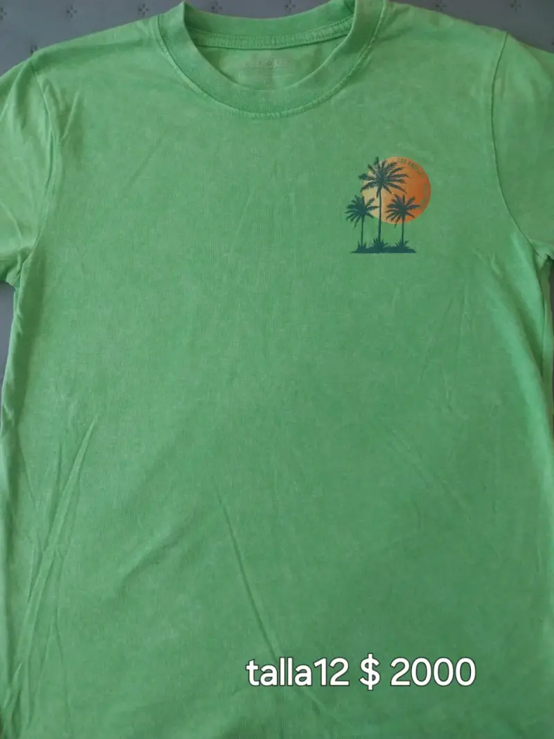 Polera verde Cherokee con estampado de palmeras ta