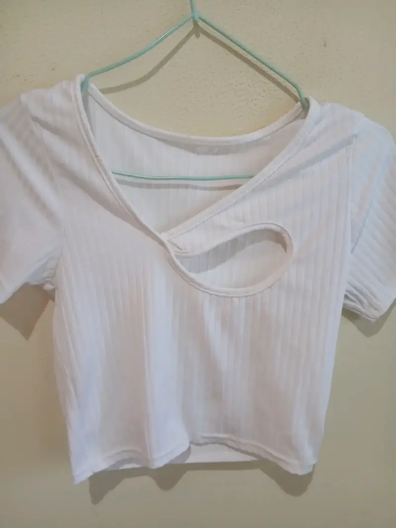 Polera blanca con diseño recortado