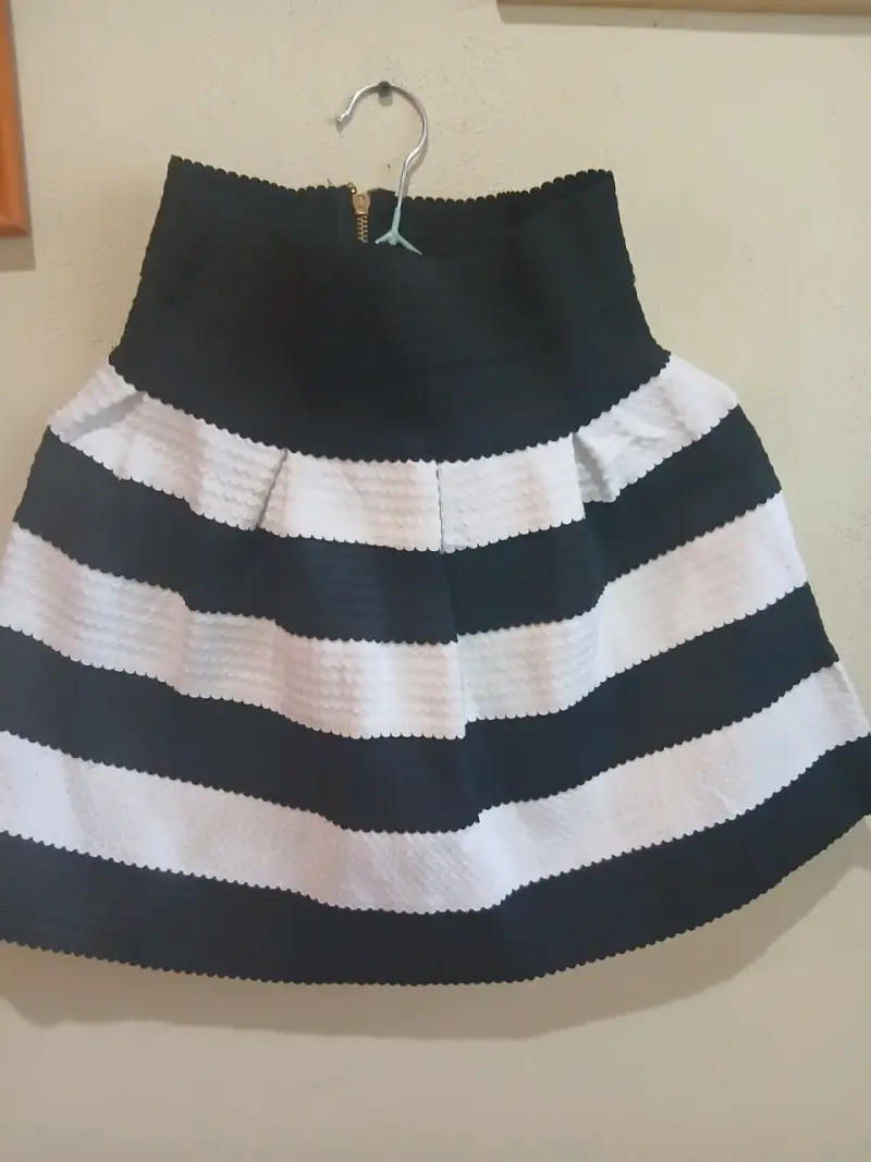 Falda a rayas blanco y negro