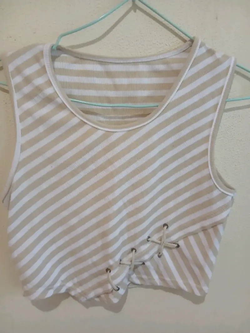 Top de rayas beige y blanco con detalle lateral