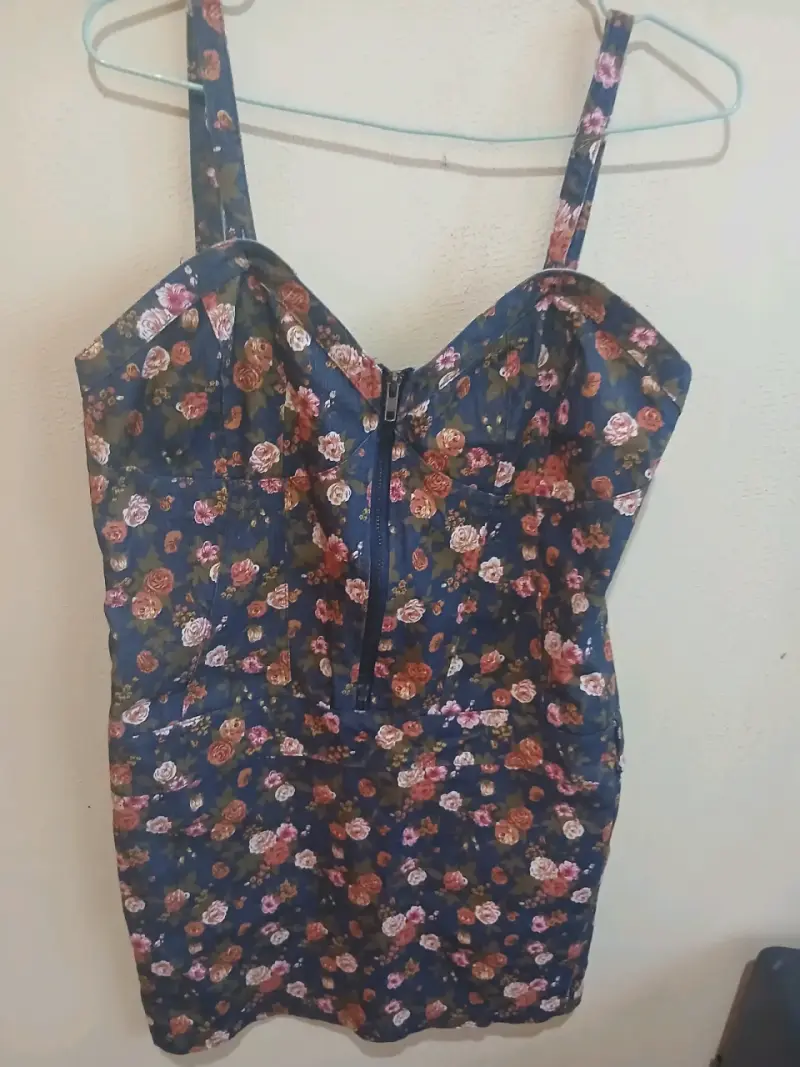 Vestido corto floral con tirantes