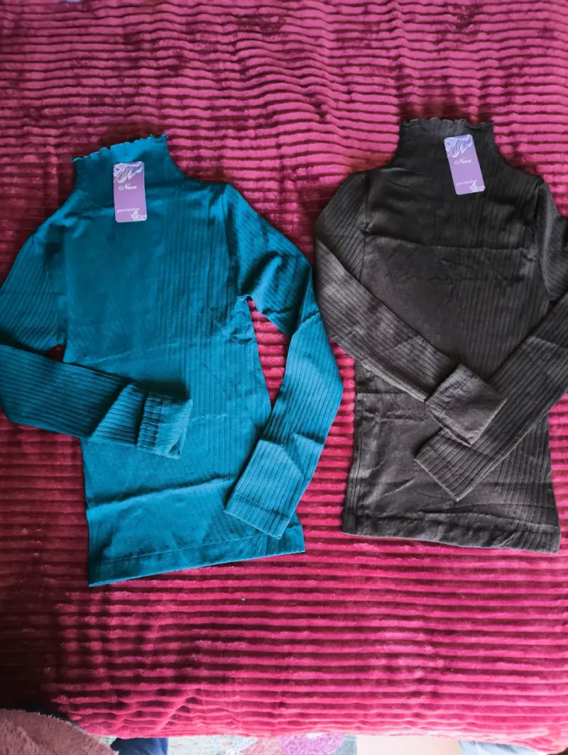 Poleras de cuello alto en azul y negro - 1