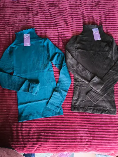 Poleras de cuello alto en azul y negro - miniatura 1