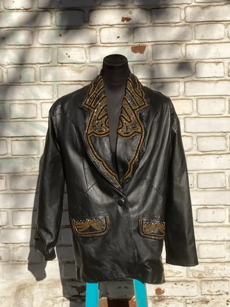 Chaqueta de cuero negra con detalles bordados
