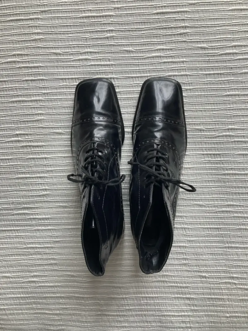 Zapatos vintage de cuero charol negro - 1