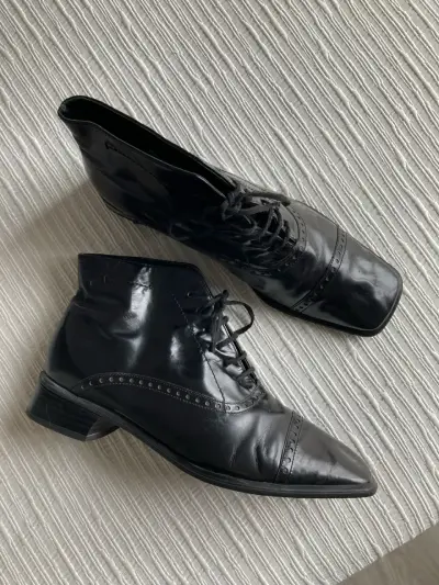 Zapatos vintage de cuero charol negro - miniatura 3