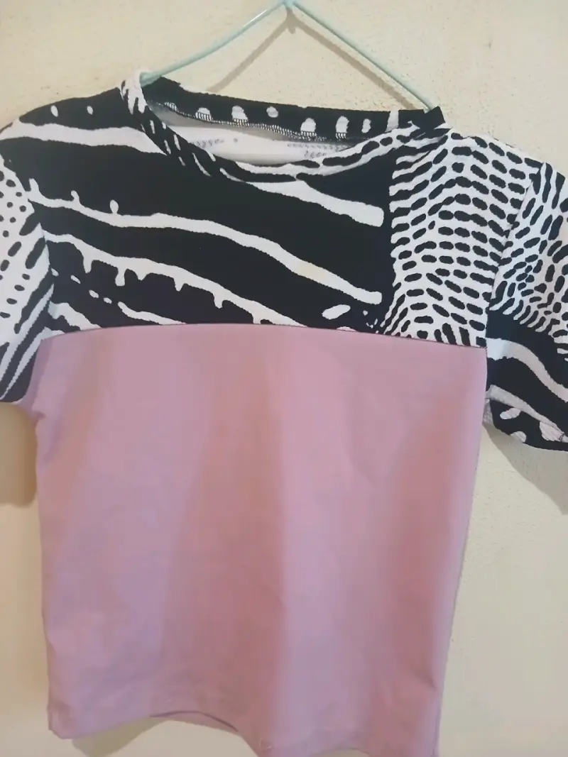 Polera estampada bicolor para mujer