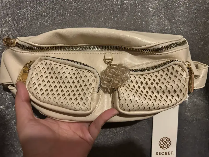 Riñonera beige Secret con diseño calado - 1