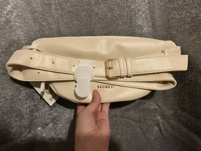 Riñonera beige Secret con diseño calado - miniatura 2