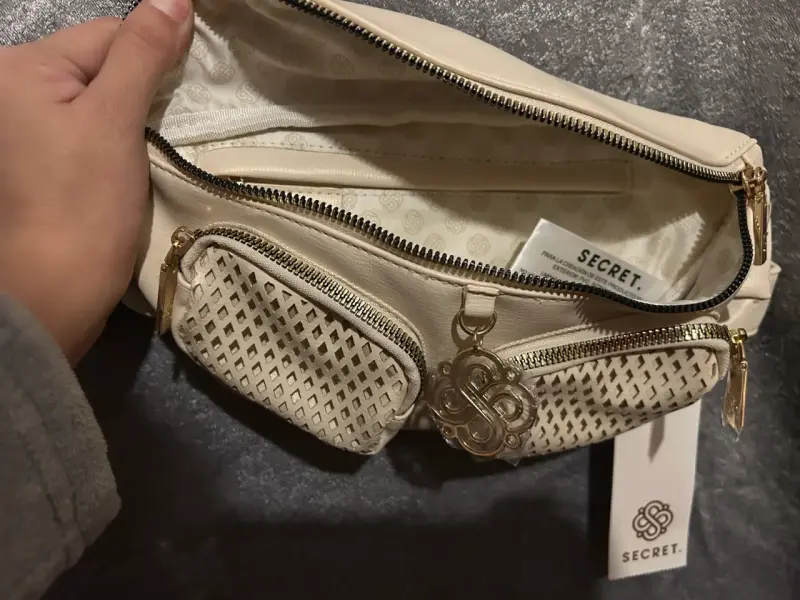 Riñonera beige Secret con diseño calado - 3