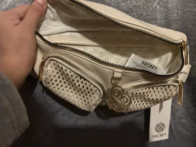 Riñonera beige Secret con diseño calado - miniatura 3