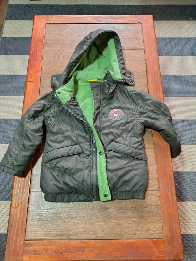 Chaqueta infantil con capucha verde y negra