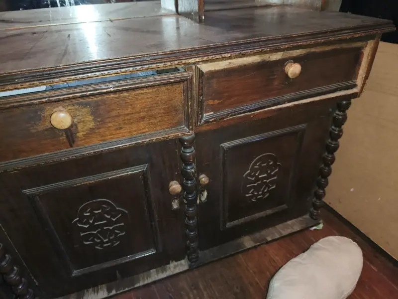 Antiguo mueble de madera con cajones - 1