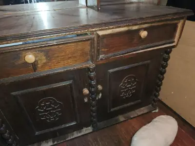 Antiguo mueble de madera con cajones - miniatura 1