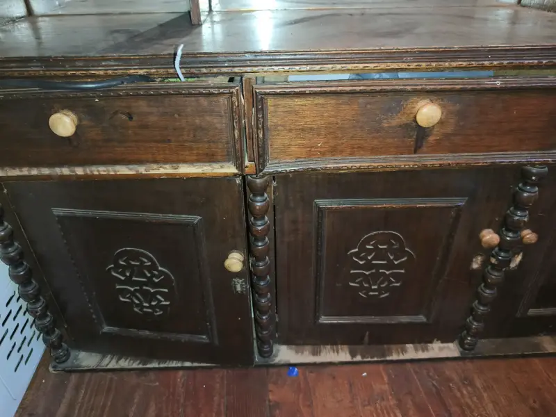 Antiguo mueble de madera con cajones - 2