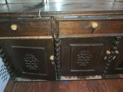 Antiguo mueble de madera con cajones - miniatura 2