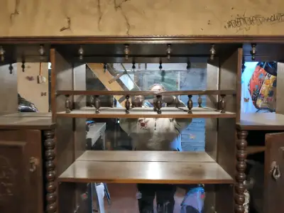 Antiguo mueble de madera con cajones - miniatura 5