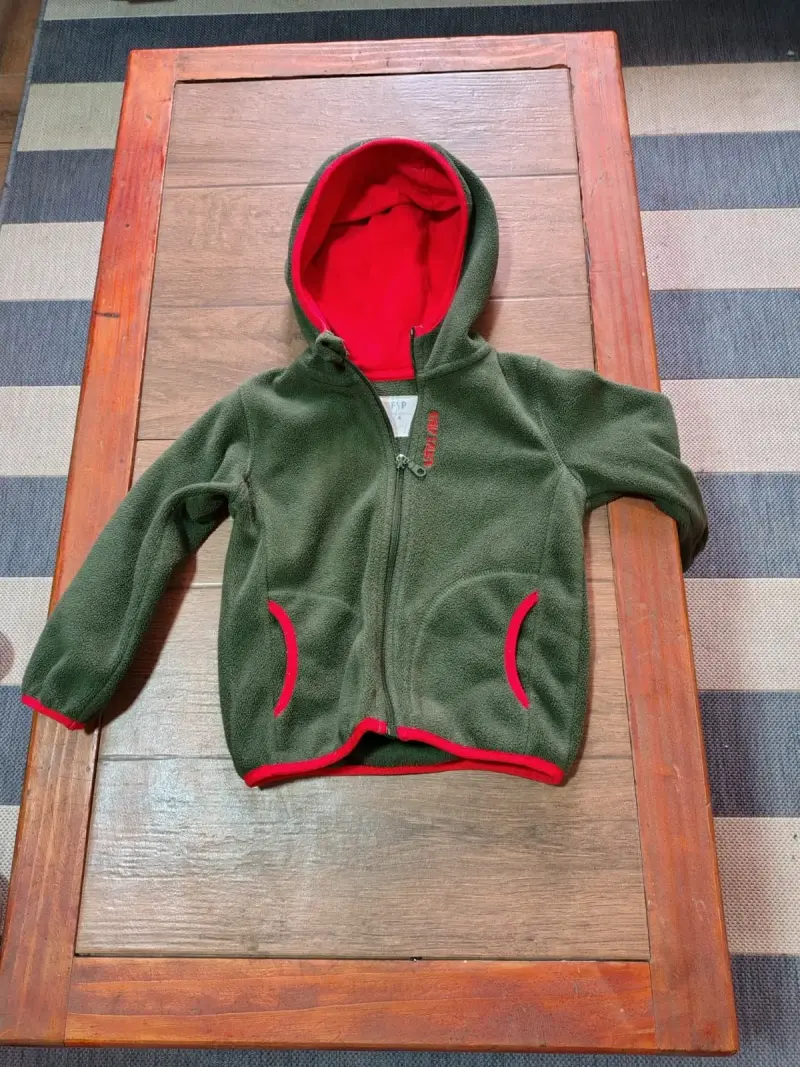 Chaqueta polar verde con capucha para niño