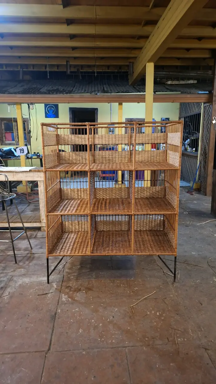 Estantería de mimbre con estructura metálica - 1