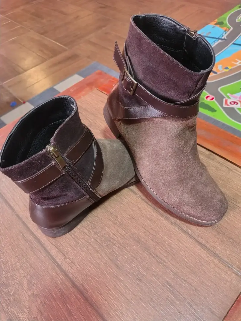 Botines de gamuza marrón con hebilla