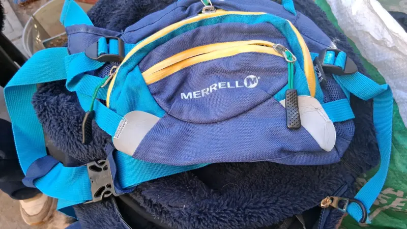 Riñonera Merrell azul con detalles amarillos