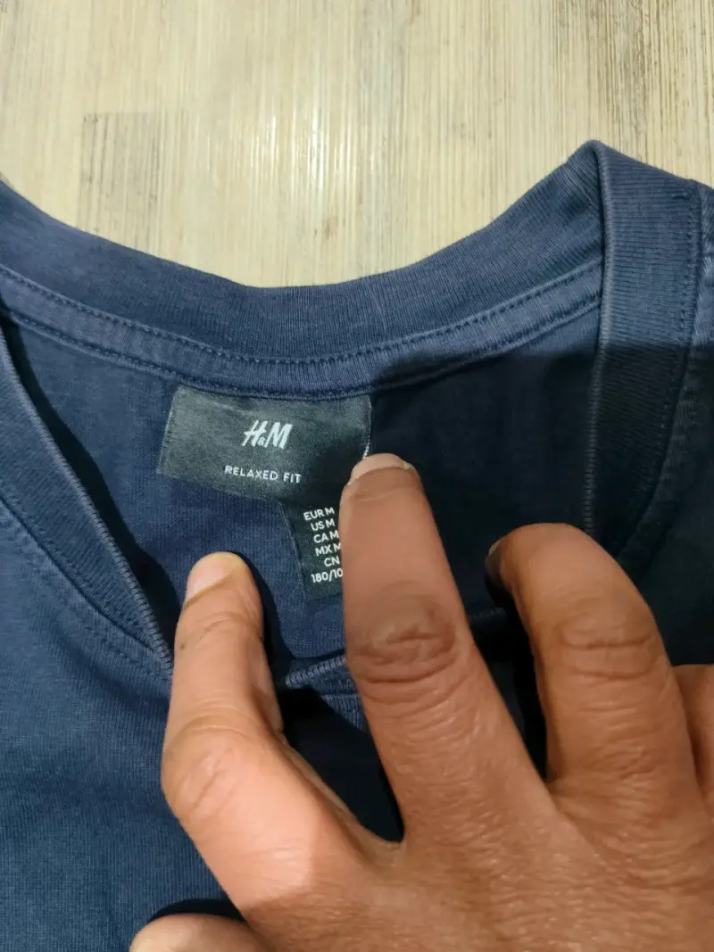 Polera azul con diseño BD - 2