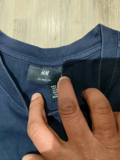 Polera azul con diseño BD - miniatura 2