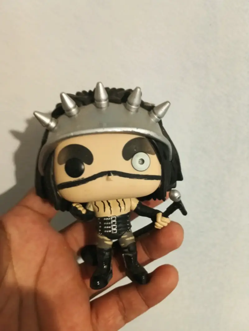 Figura coleccionable Funko Pop con casco - 1