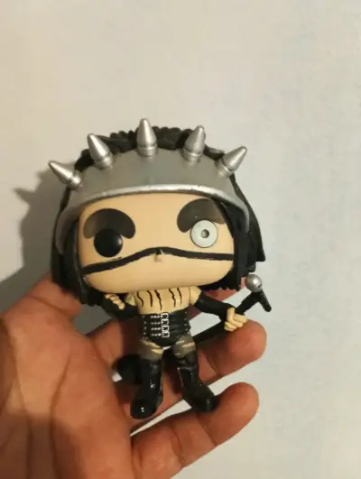 Figura coleccionable Funko Pop con casco - miniatura 1