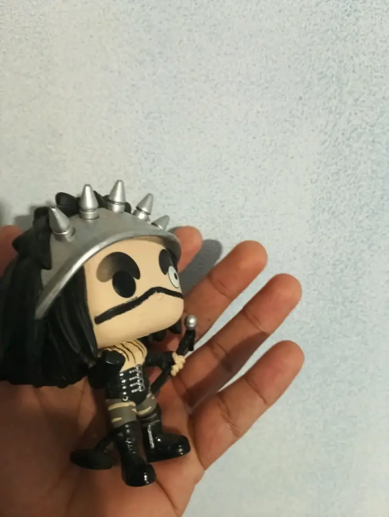 Figura coleccionable Funko Pop con casco - 3