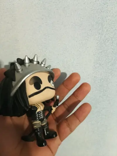Figura coleccionable Funko Pop con casco - miniatura 3
