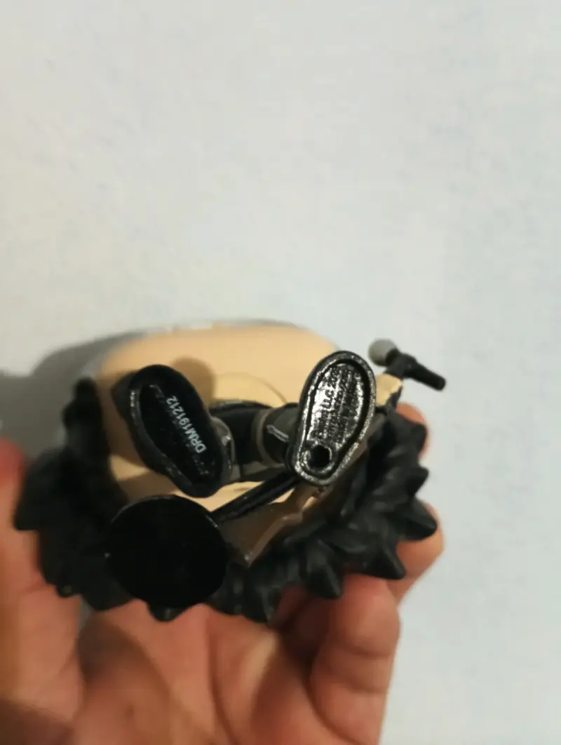 Figura coleccionable Funko Pop con casco - 4