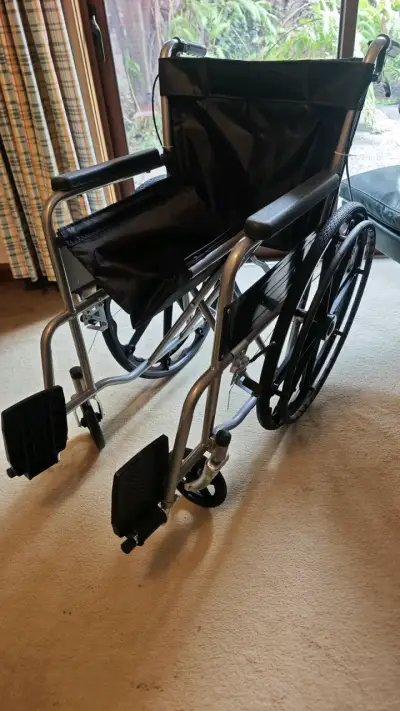 Silla de ruedas plegable de aluminio - miniatura 1