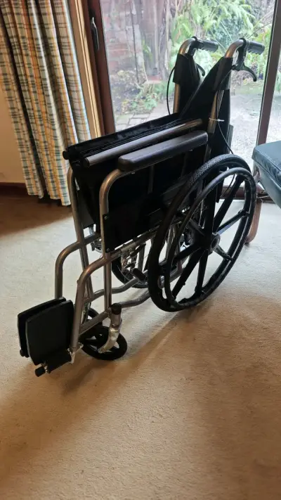 Silla de ruedas plegable de aluminio - miniatura 2