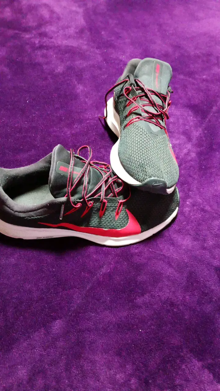 Zapatillas deportivas negras y rojas - 1