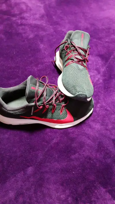 Zapatillas deportivas negras y rojas - miniatura 1