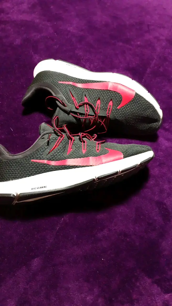 Zapatillas deportivas negras y rojas - 2