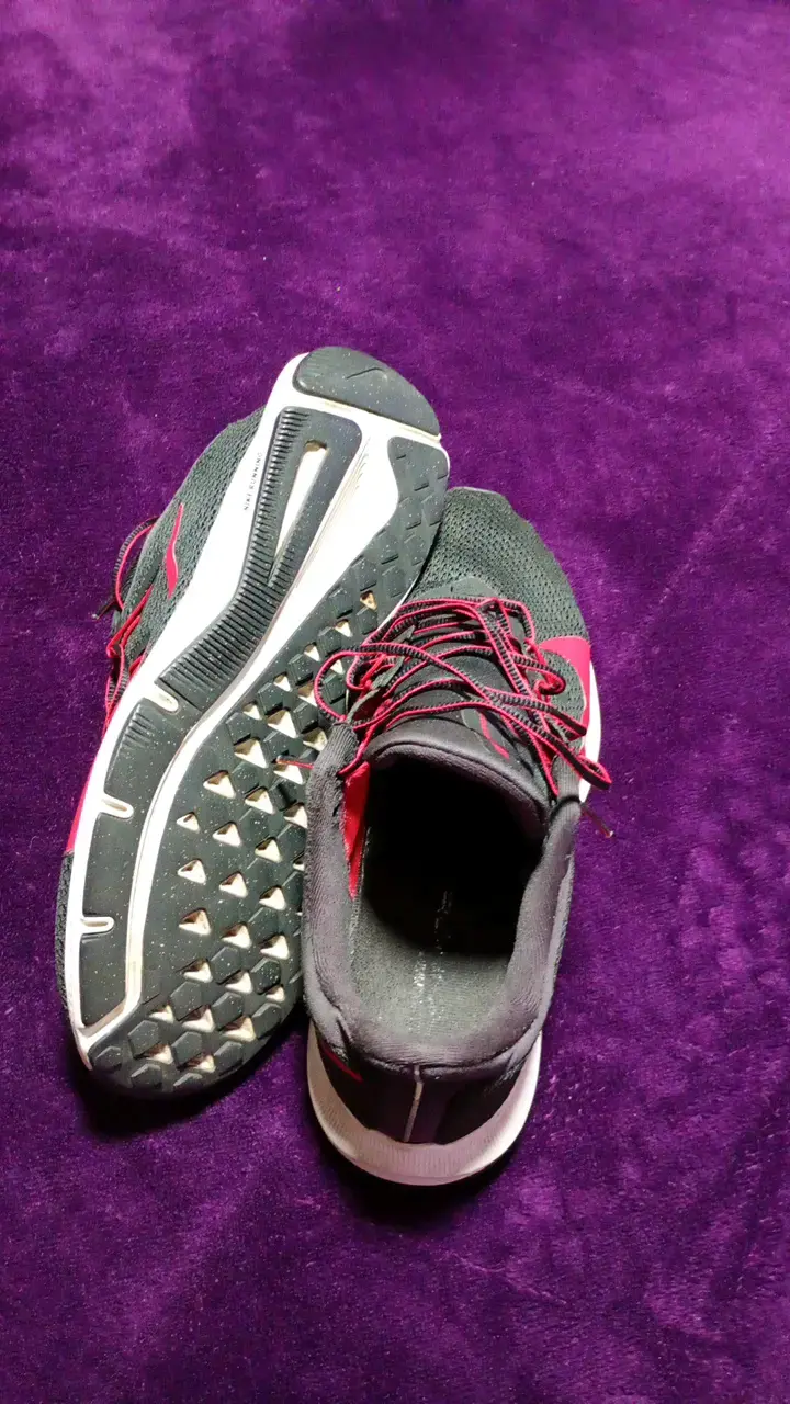 Zapatillas deportivas negras y rojas - 3